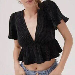 Urban outfitters plisse black ribbed top size S v-neck cropped